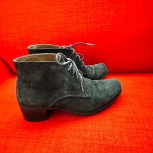 White Mountain navy booties